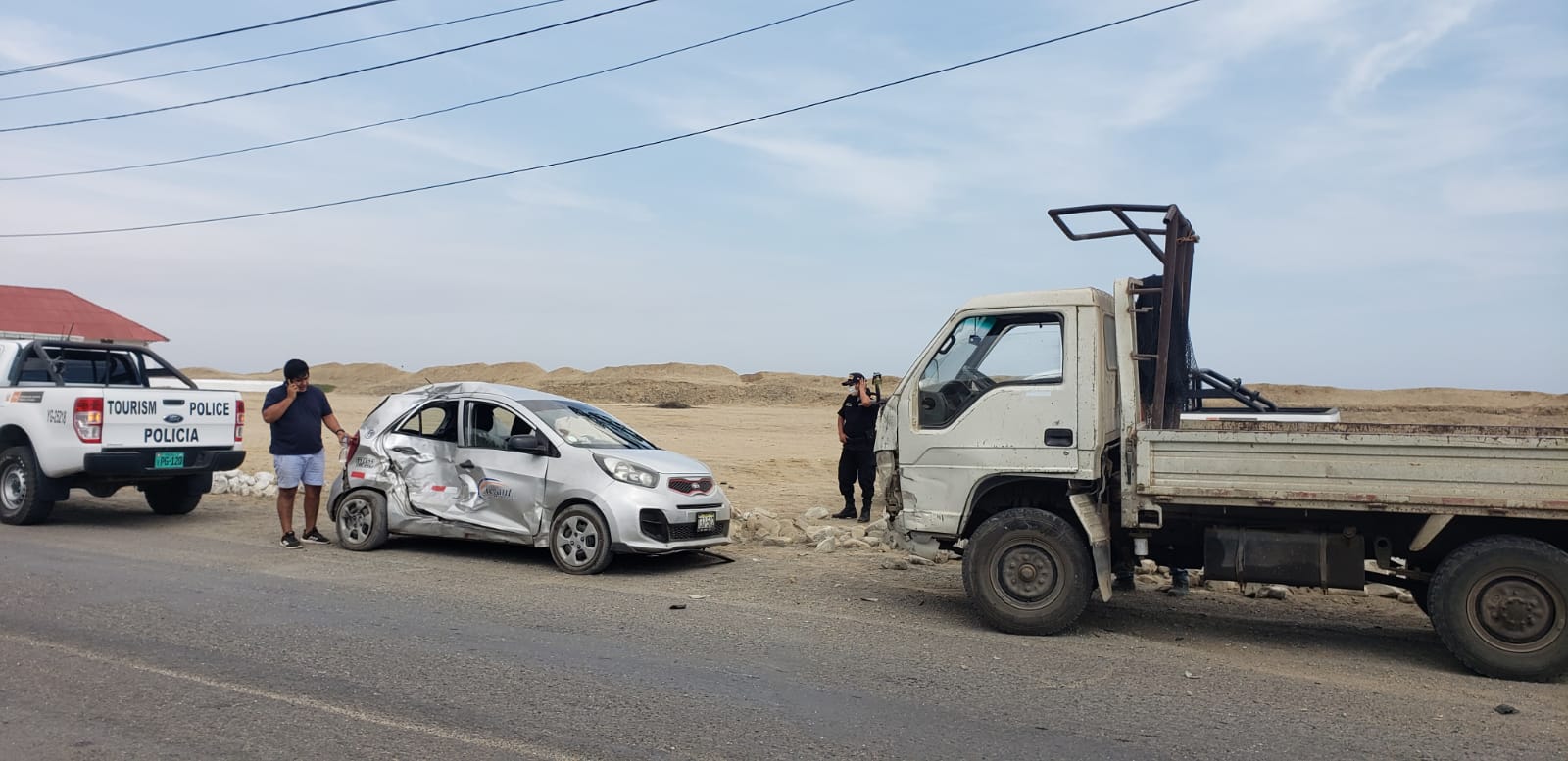 Huanchaco: Camión choca contra vehículo en la carretera