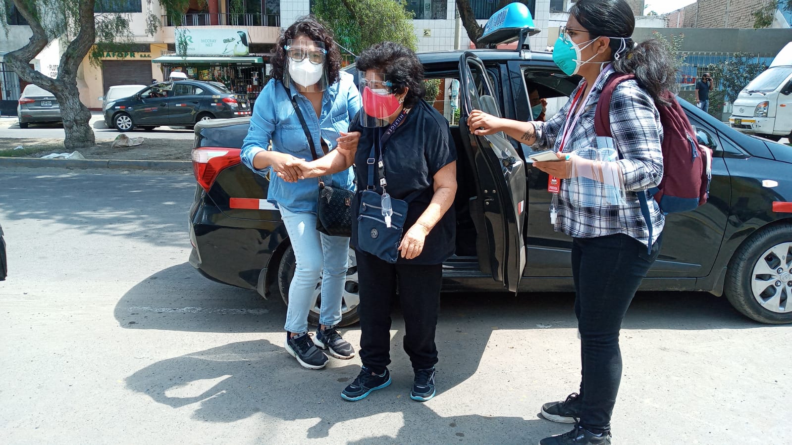 Trujillo: adultos mayores de 80 años acudieron a lugar de  vacunación en locales cerrados