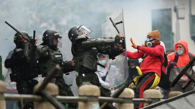 Colombia: Ola de enfrentamientos entre policías y ciudadanos en protestas