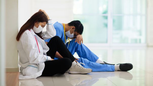 Más pacientes y menos personal sanitario: ¿Qué está pasando con los profesionales de la salud?