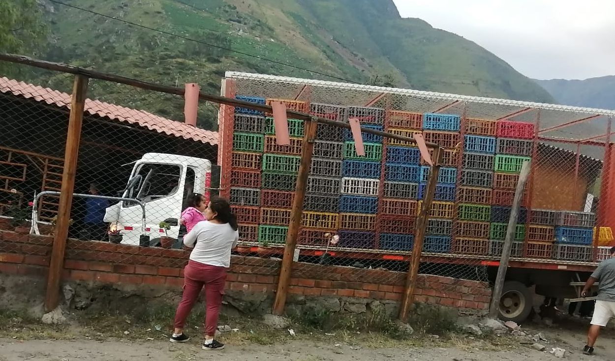 La Libertad: camión impacta contra un restaurante y deja tres muertos