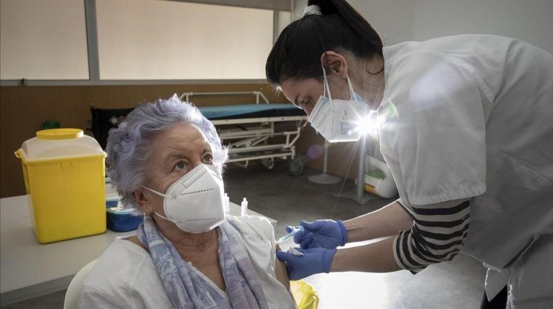 23 400 dosis para iniciar vacunación de mayores de 70 a 79 años