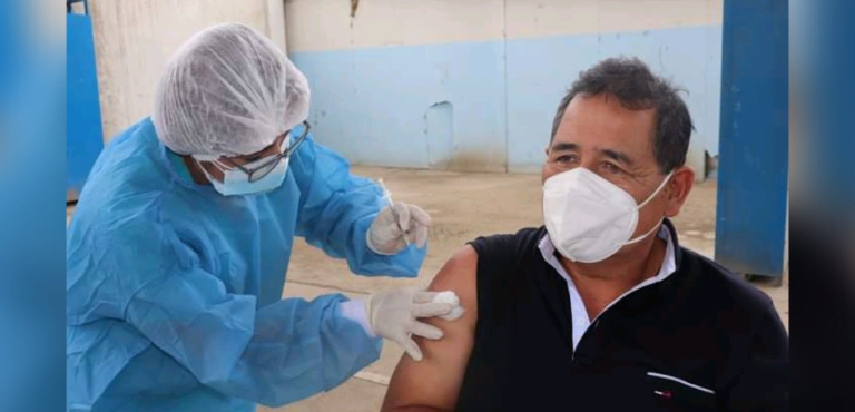 Alcalde de Florencia de Mora recibe primera dosis de vacuna contra la COVID-19