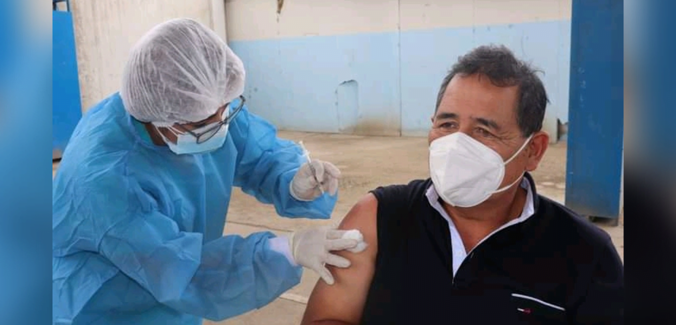 Alcalde de Florencia de Mora recibe primera dosis de vacuna contra la COVID-19