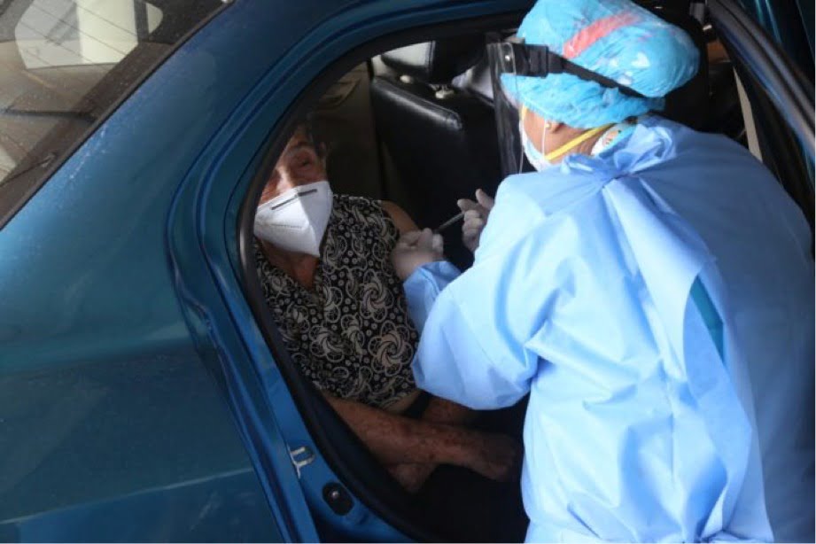 Hay cuatro centros de vacunación COVID-19 para ancianos que lleguen en autos