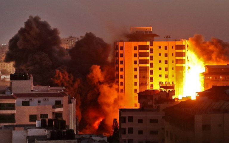 Franja de Gaza: edificio de 12 pisos es derribado por ataque israelí
