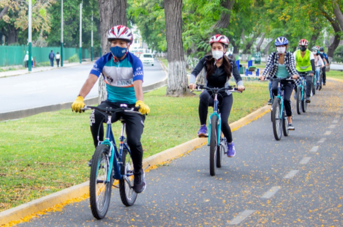 ¡Atención! Multarán a ciclistas que invadan la vereda y no respeten la luz roja