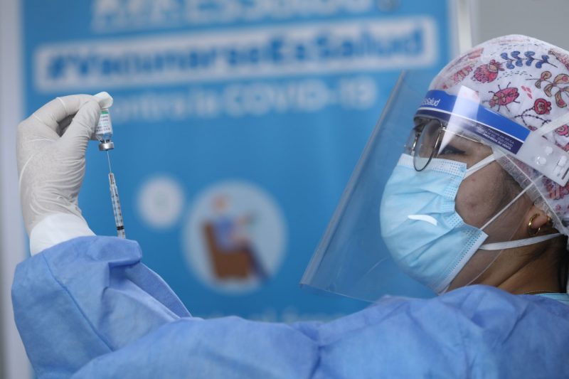 Minsa amplia vacunación domiciliaria noctura contra la COVID-19