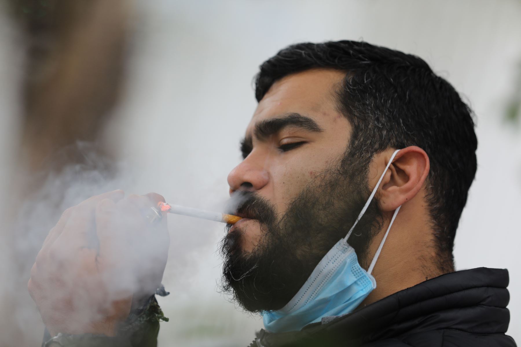 Covid-19: fumadores tienen mayor riesgo de contagio, severidad en síntomas y mortalidad