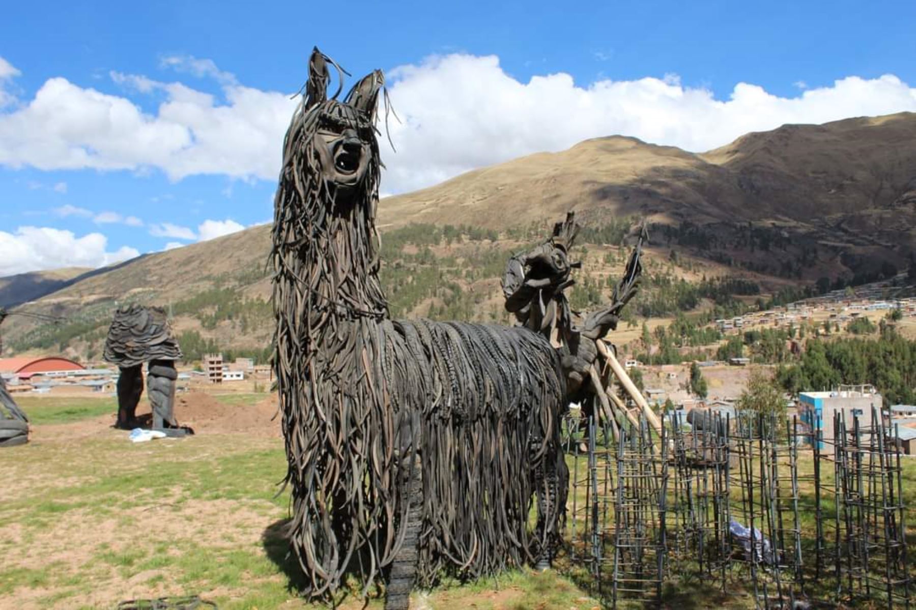 Cusco: Conoce el parque temático con figuras hechas de neumáticos reciclados