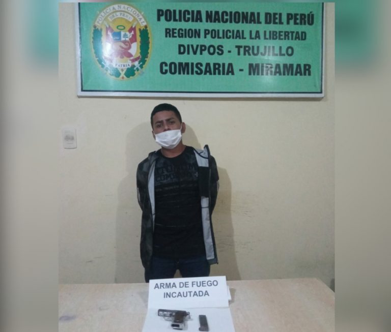 La libertad: policías detienen a un sujeto que amenazaba a una pareja con un arma en una área pública