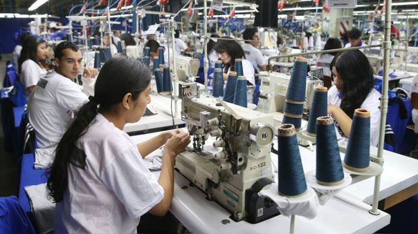 Trabajadoras más jóvenes ganan menos del salario mínimo