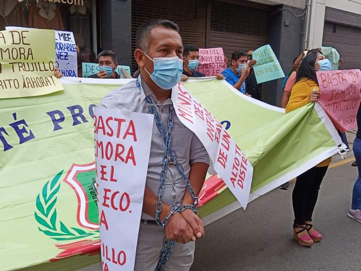 Alcalde de Alto Trujillo se encadenó frente a MEF exigiendo la entrega de informe final de distritalización