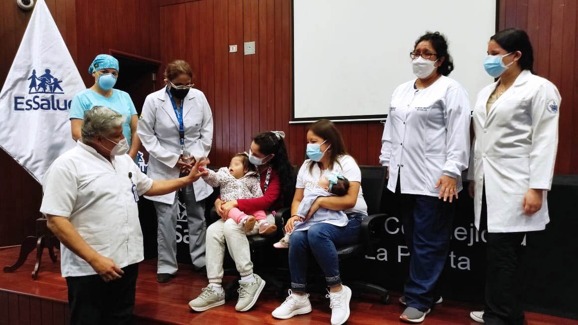 Tres bebés volvieron a sonreír tras ser operados por nacer con un defecto cardiaco congénico