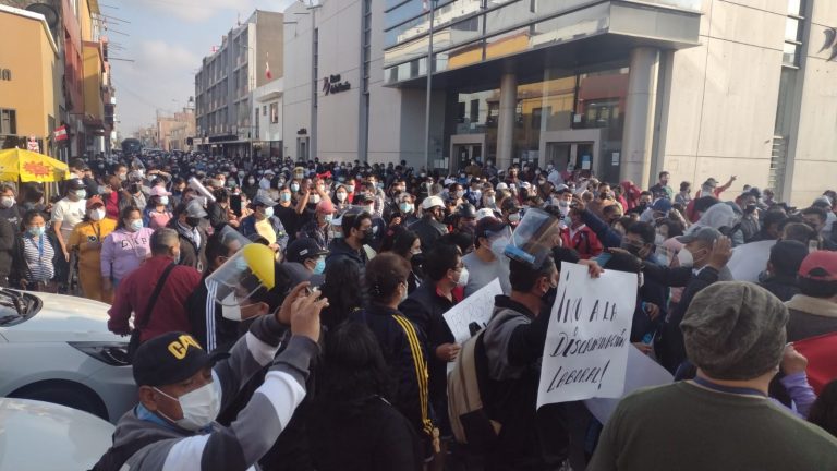 Trujillo: policías impidieron ingreso de trabajadores que protestaban contra gestión de José Ruiz