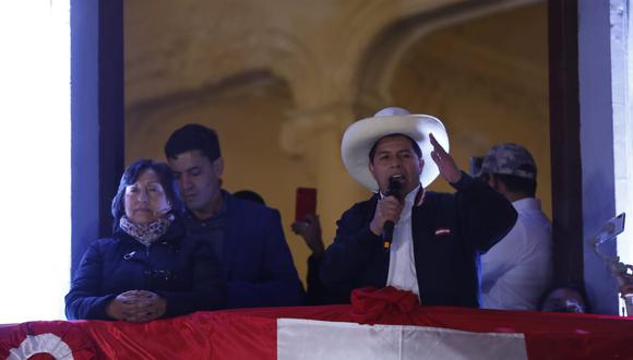 Defensoría: Castillo debe alejar de su entorno a investigados y condenados por corrupción