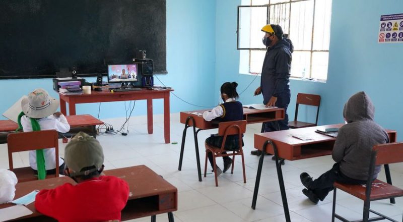 Ministro de Educación anuncia el retorno de clases presenciales en algunos colegios de zonas urbanas