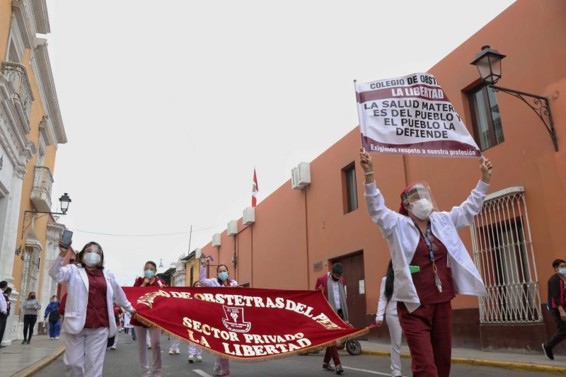 La Libertad: profesionales del Colegio Regional de Obstetras de La Libertad marchan en contra de proyecto de ley