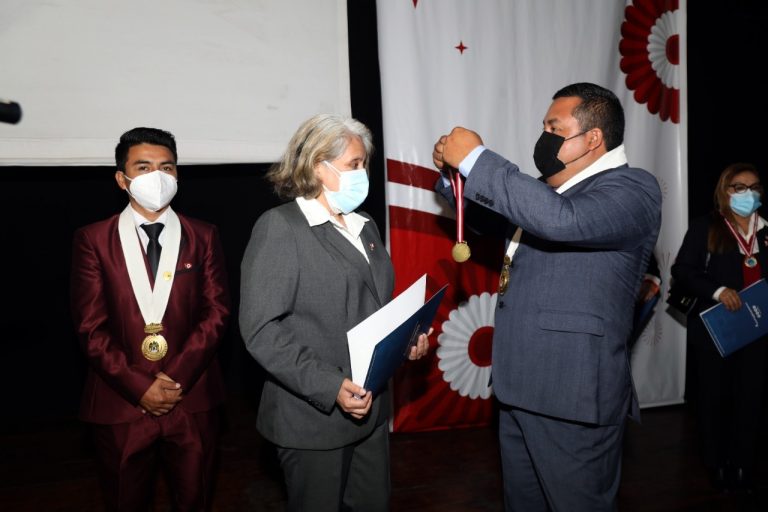 Trujillo: se da reconocimiento a maestros por el Bicentenario