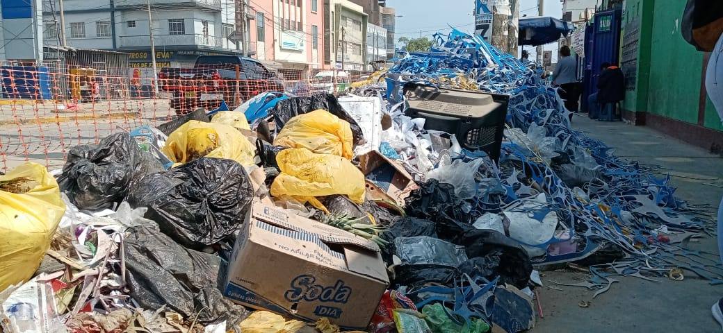 Camión recolector no recoge la basura hace más de un mes en exteriores del mercado Unión