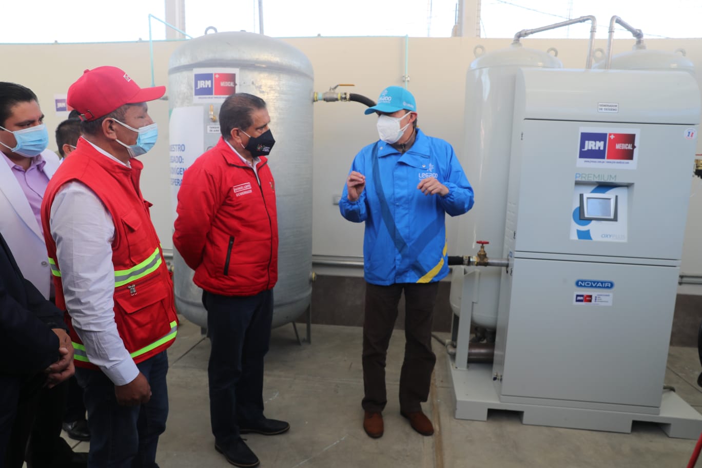 Otuzco: Ministro de transportes y gobernador regional ponen en funcionamiento planta de oxígeno
