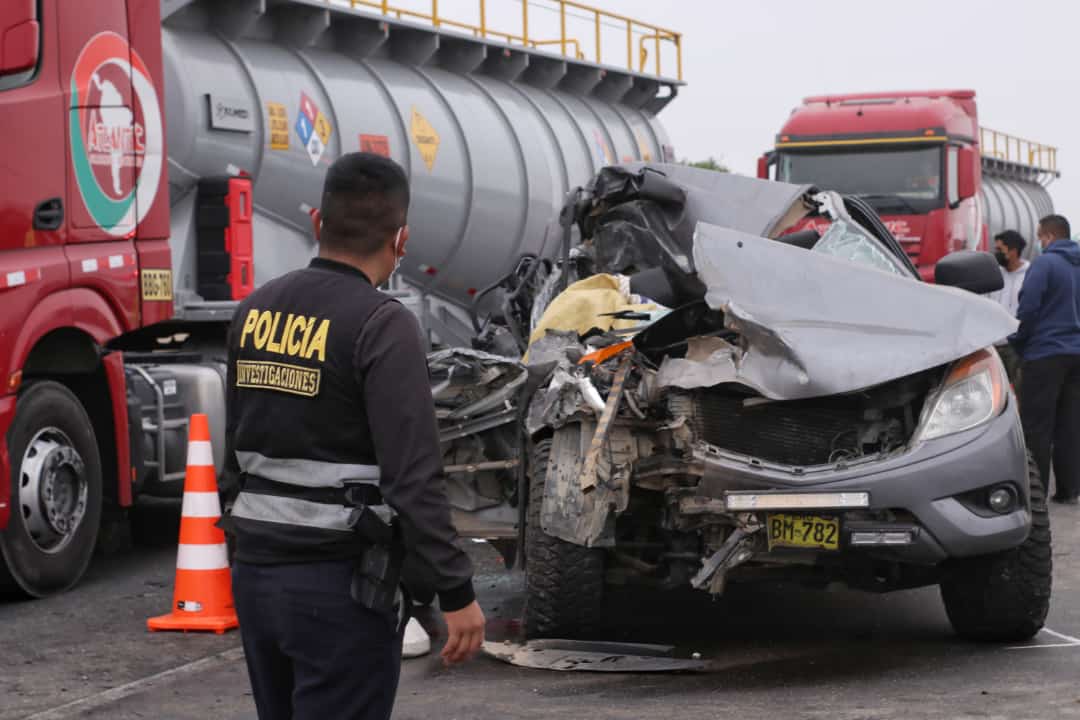 Trujillo: trágico accidente entre una camioneta y un tráiler deja un muerto y tres heridos