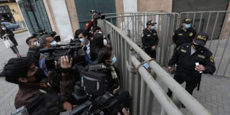 Prohíben ingreso a periodistas en ceremonia oficial del Gobierno