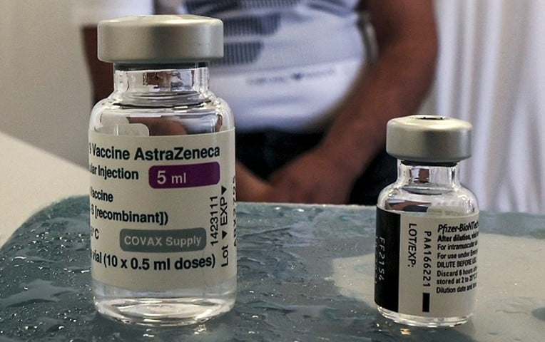 Vacuna Pfizer pierde eficacia más rápido que AstraZeneca ante variante delta