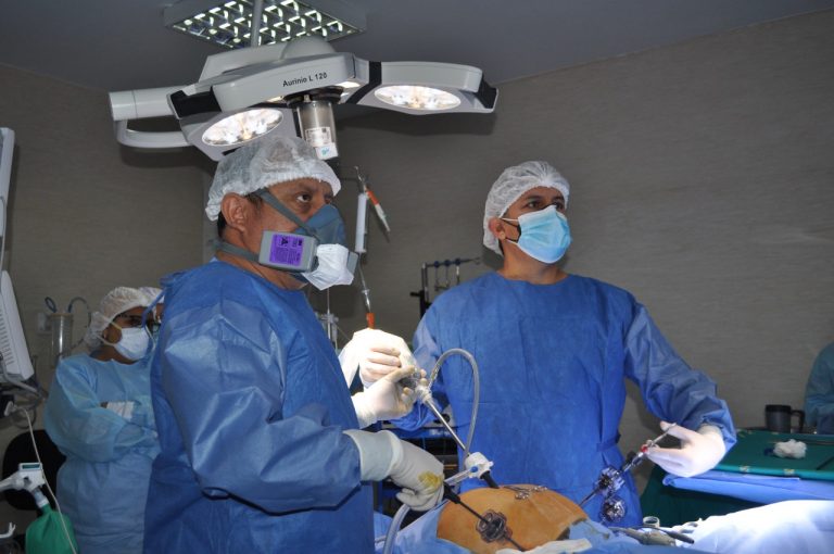 Especialistas de IREN NORTE operan tumor maligno con equipo de última generación único en el NorOriente del país