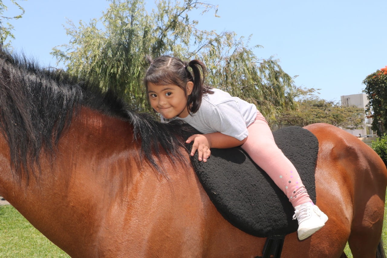 Realizan taller de estimulación con caballos para niños de OMAPED en San Pedro de Lloc