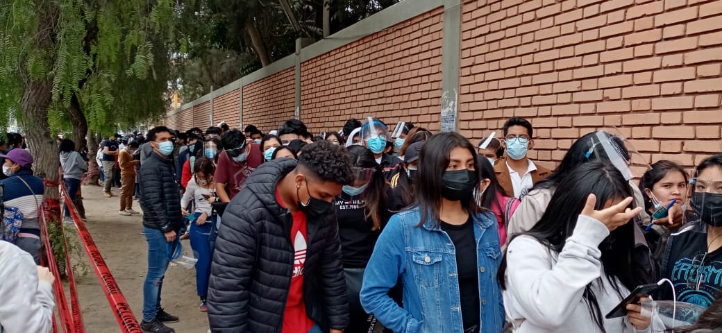 Caos y aglomeración en el primer día de vacunación a mayores de 18 años