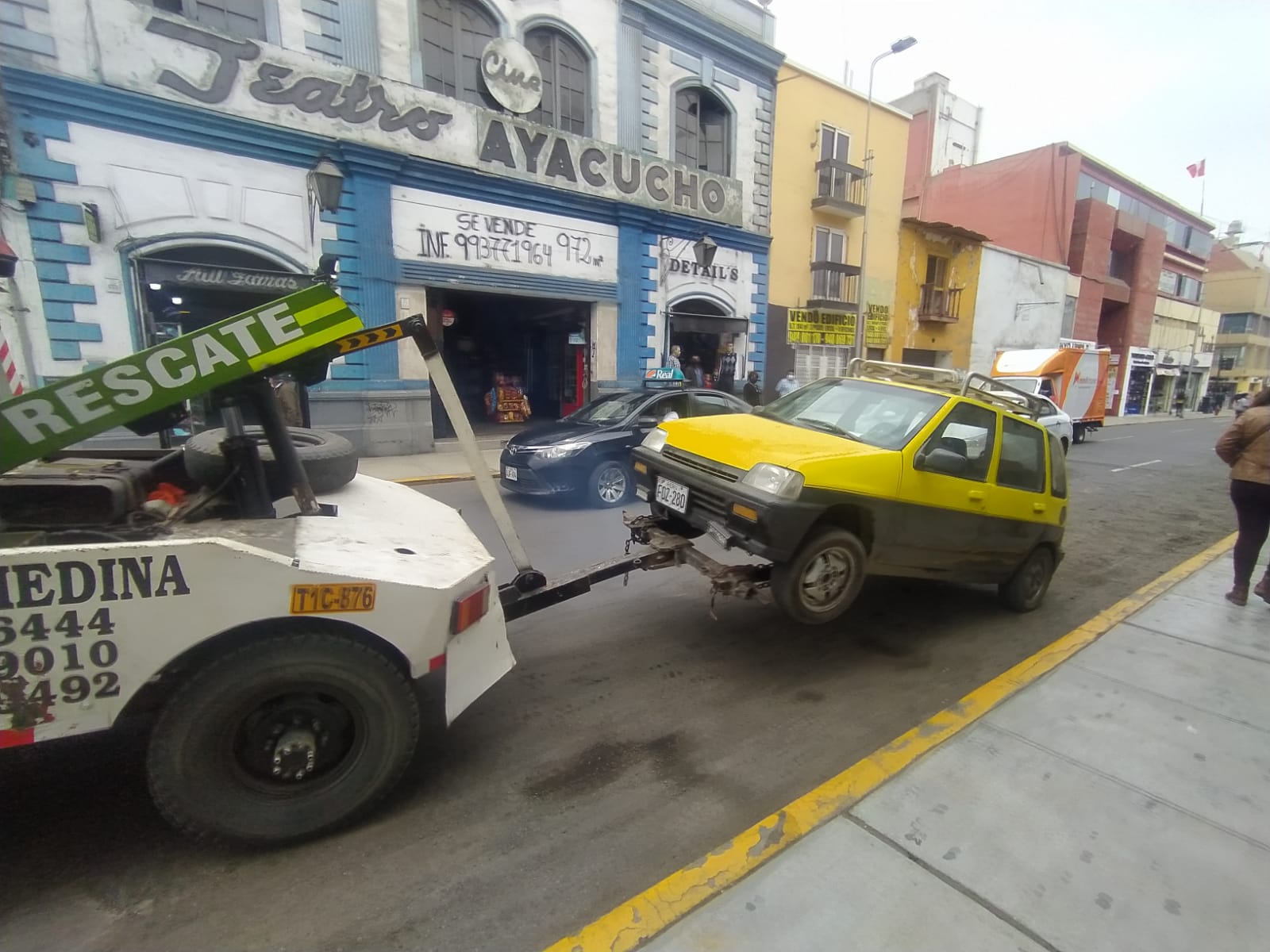 Grúas continuarán llevando vehículos mal estacionados al depósito
