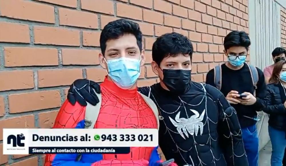 Jóvenes aprovechan vacunación para lucirse con disfraces