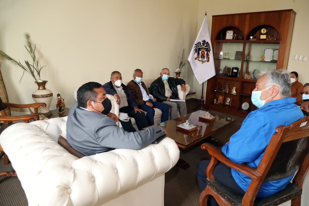 Piden que adultos mayores paguen medio pasaje en micros
