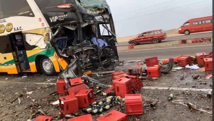 Casma: Chofer de bus interprovincial muere tras impactar con trailer que trasladaba cajas de cerveza
