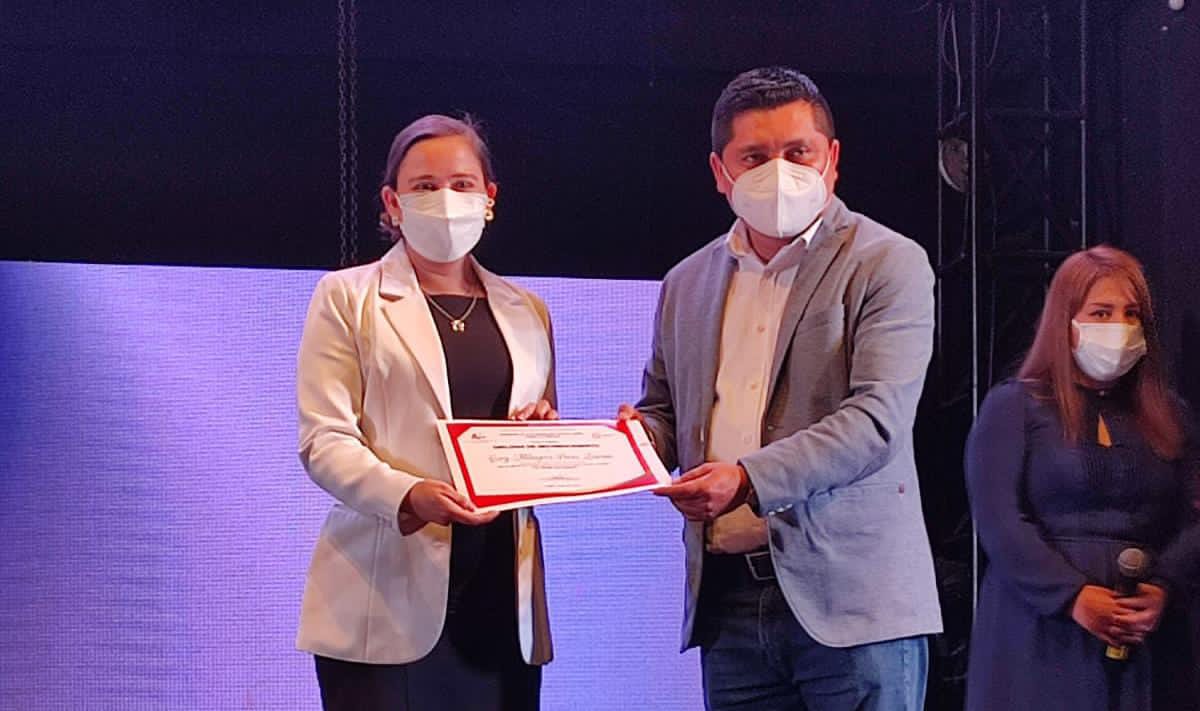 Clínica de Trujillo recibe reconocimiento por apoyo en campaña regional contra el friaje