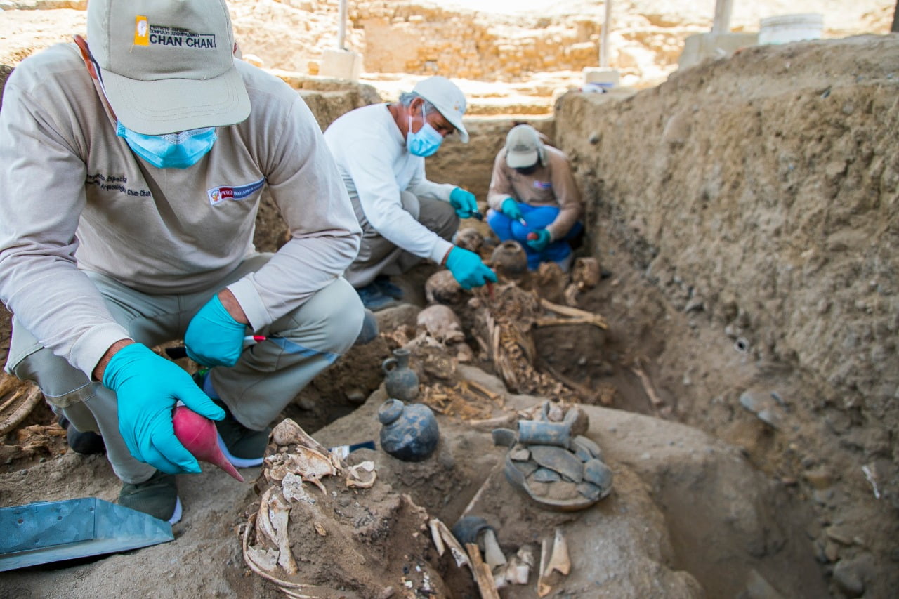 Chan Chan: arqueólogos encuentran importante restos humanos y vasijas en un contexto funerario múltiple