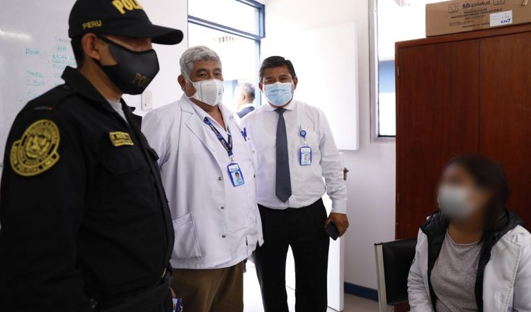 Mujer se hacía pasar como médico en el hospital de Almenara