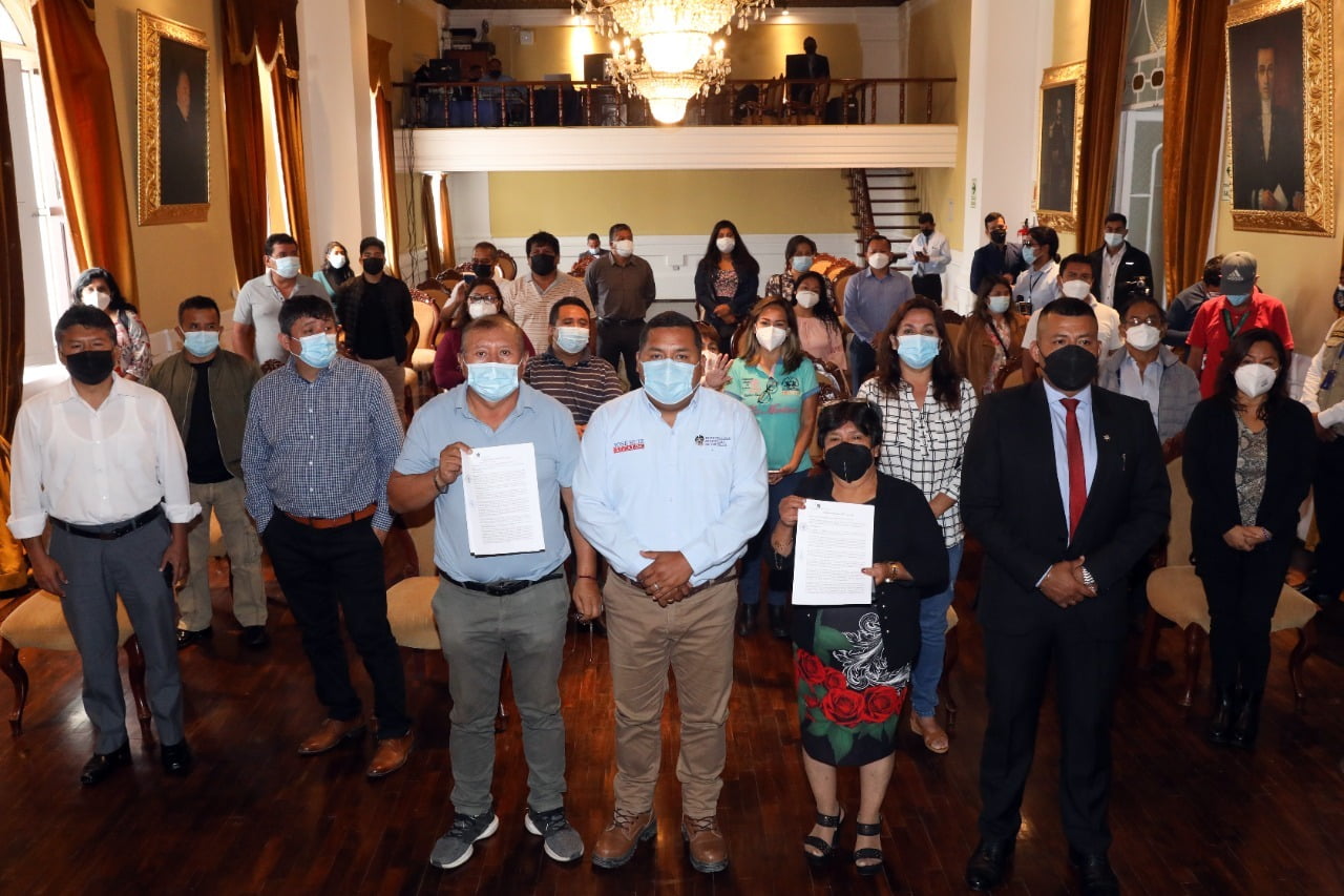 Amplían permisos de circulación por dos años más para taxis de empresas