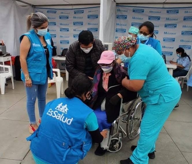 Población acude masivamente a vacunatorios en La Libertad