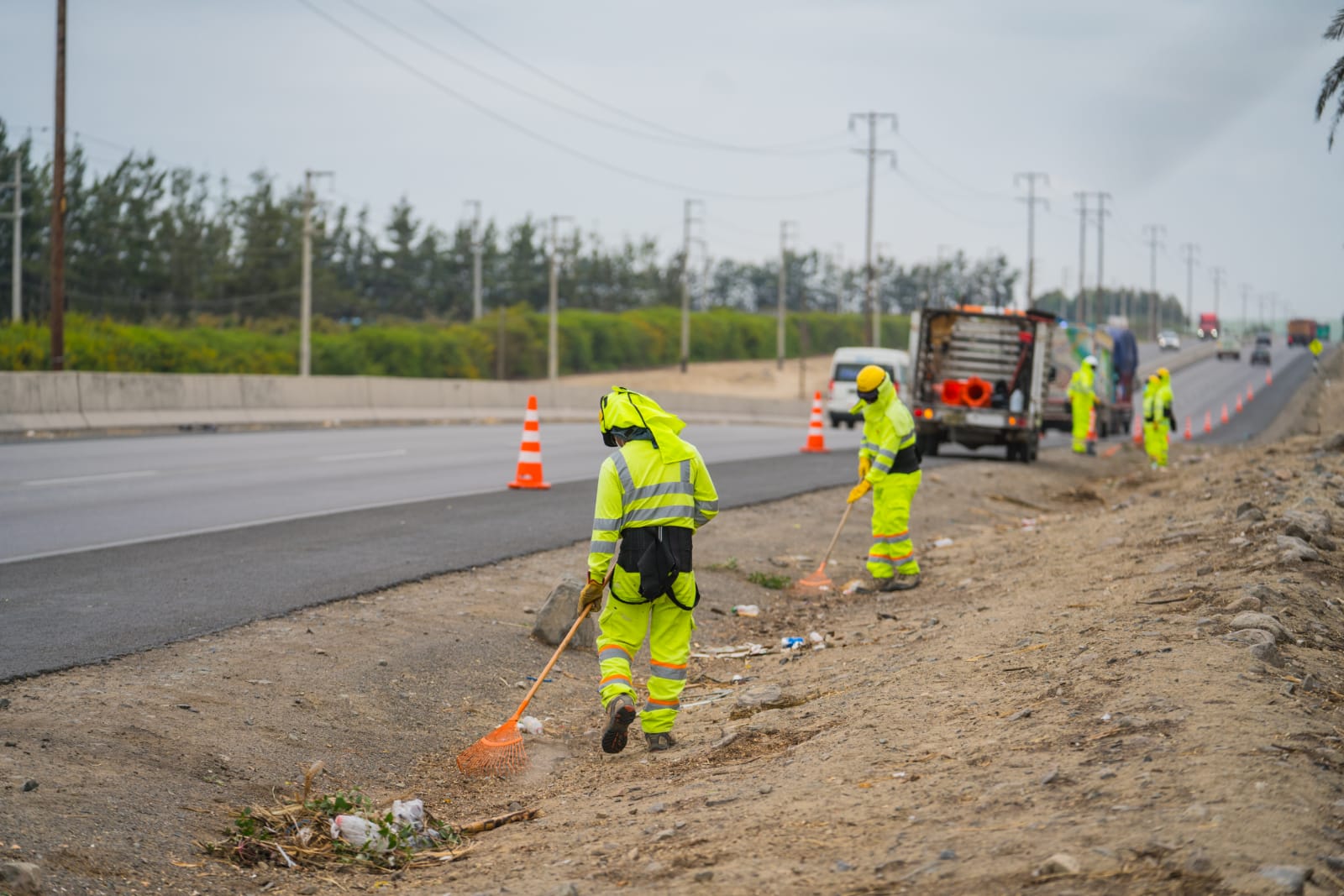 Recogen basura de la carretera Panamericana Norte durante campaña de limpieza