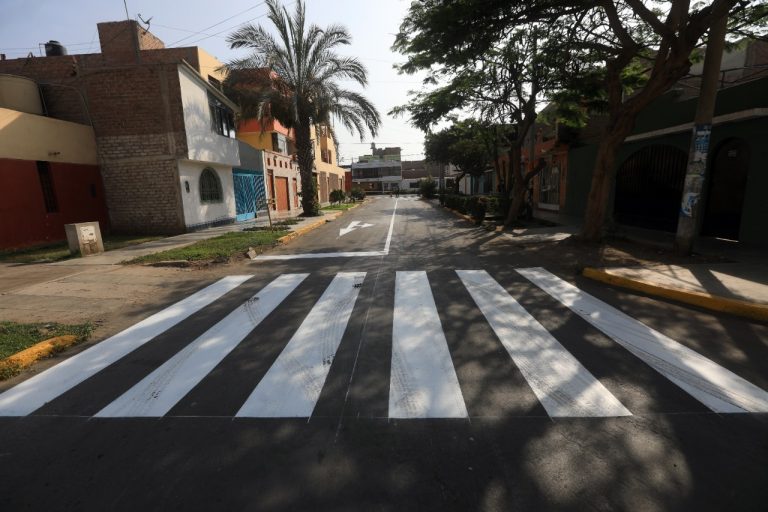 Tras 50 años de olvido mejoran las pistas en la urb. El Bosque