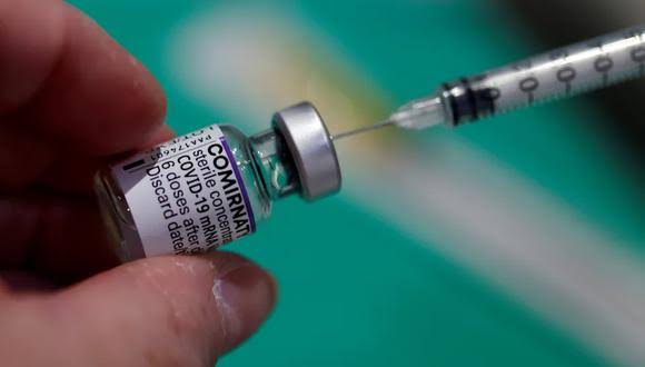 La vacuna Pfizer es «eficaz» contra variante ómicron tras tres dosis