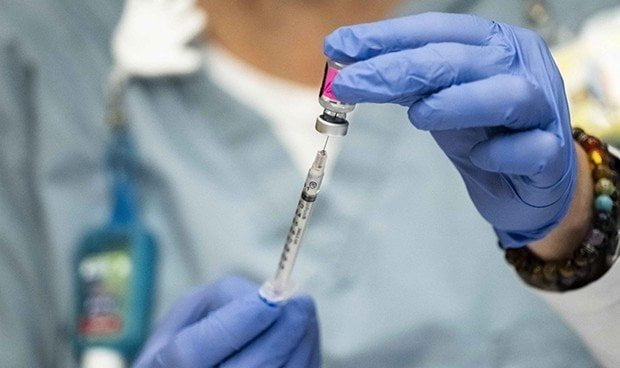 Son 872  los profesionales de salud que faltan vacunar