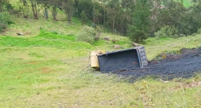 OTUZCO: Volquete cae al abismo y deja a un herido de gravedad