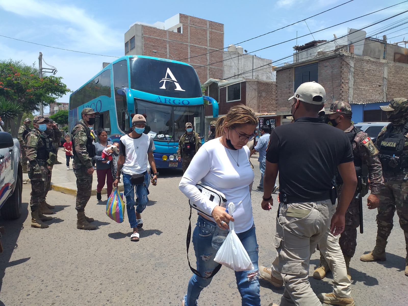 Intervienen a cincuenta extranjeros que viajaban de manera irregular en bus de la empresa Argo