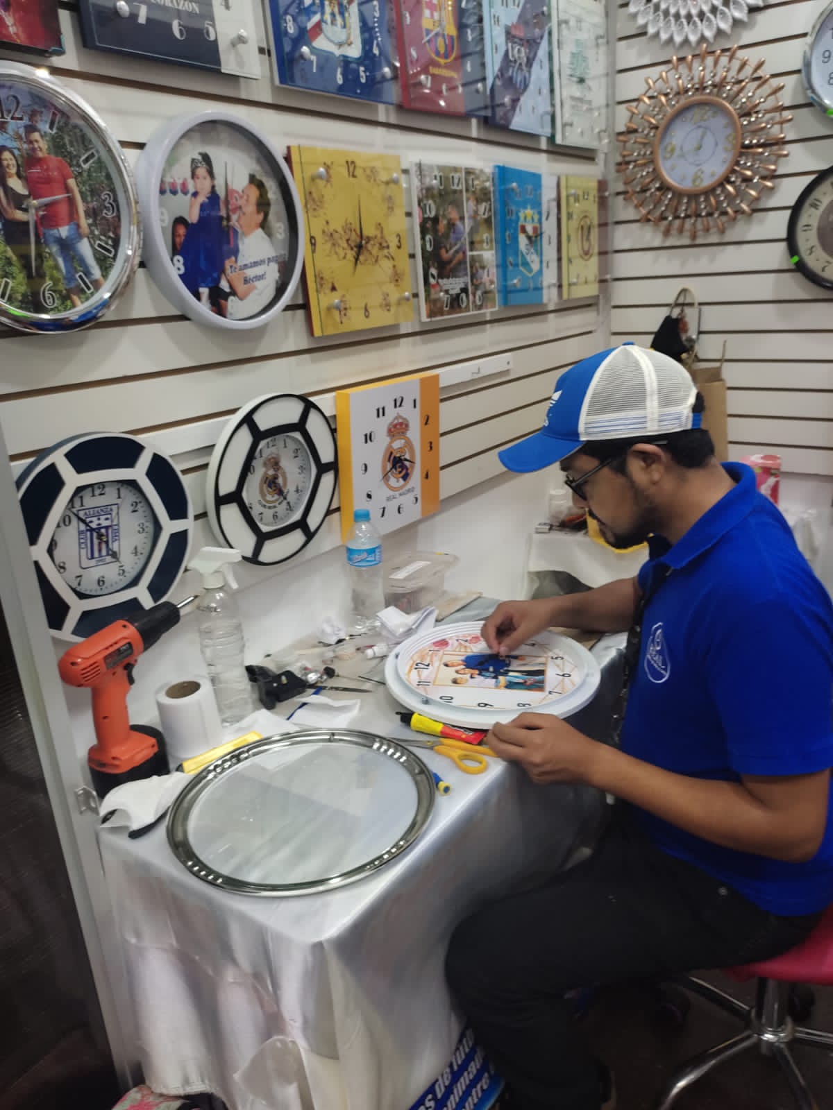 Artesano de Moche diseña relojes inspirado en la cultura mochica