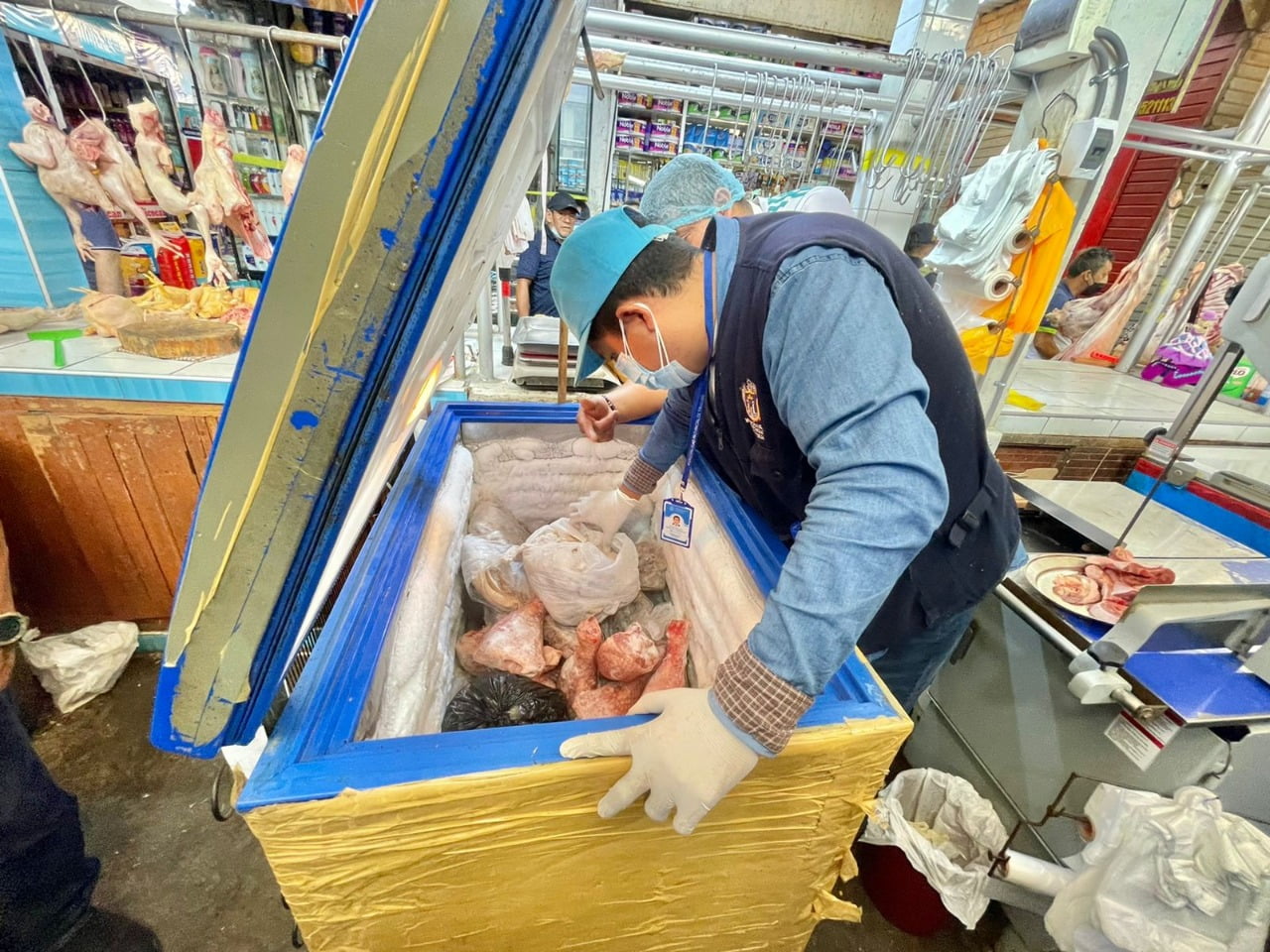Encuentra cucarachas en dos puestos del mercado La Unión