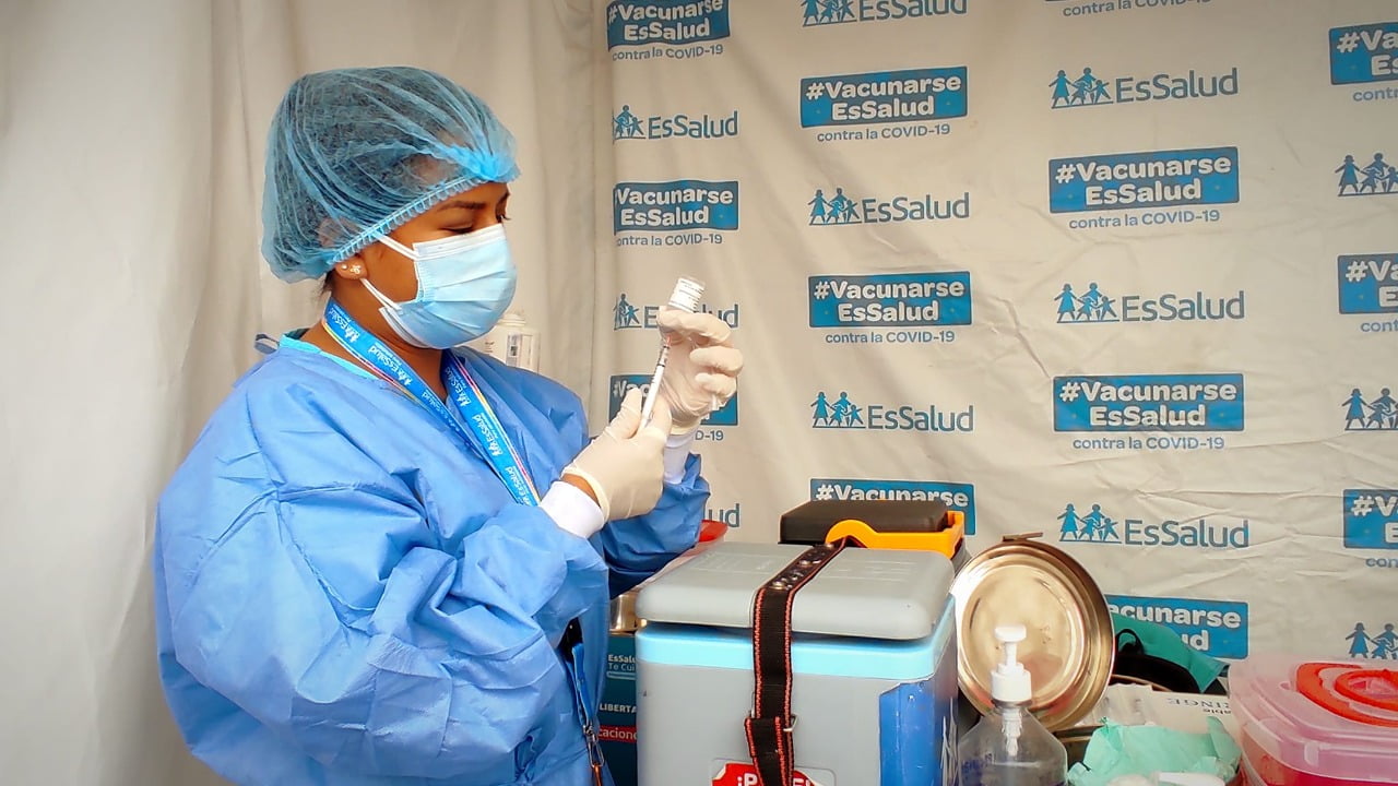 EsSalud La Libertad inicia vacunación de la cuarta dosis contra la Covid -19