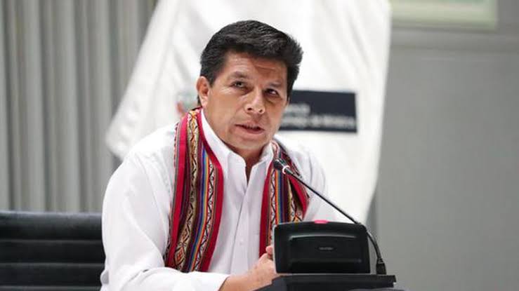 Pedro Castillo va cobrando 8 sueldos pese a promesa de campaña
